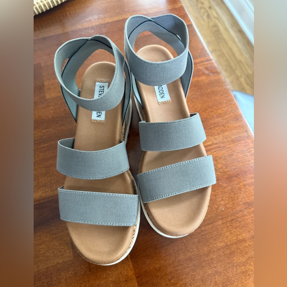 Steve Madden Gray Sandals with Modern Design